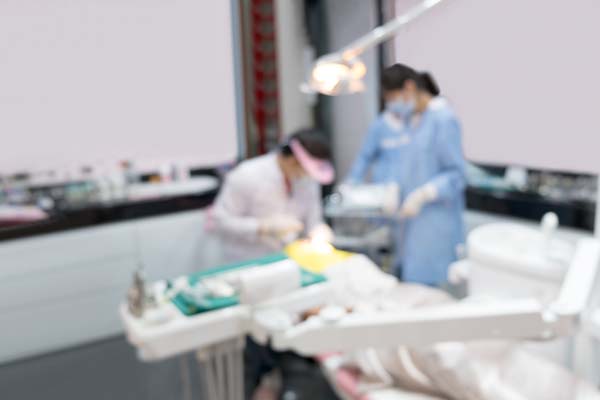 How An Emergency Dentist Treats A Swollen Jaw