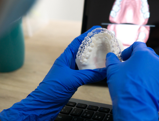Certified Invisalign Dentists Vs  Online Aligners: What’s The Difference?